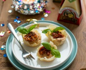 Koszyczki z sera Dziugas z kremem z suszonych pomidorów