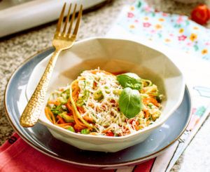 Kolorowe spaghetti warzywne z sosem pomidorowym