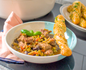 Włoski gulasz wołowy z ziołowymi paluchami drożdżowymi