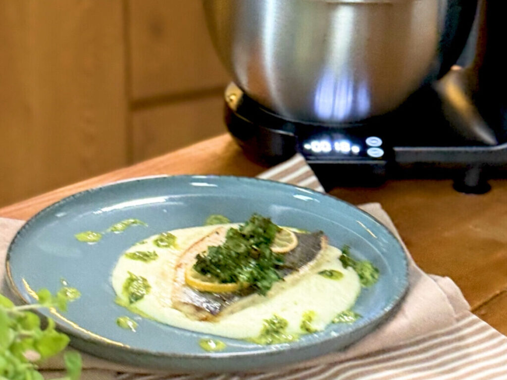 Dorada z kremem z kalafiora, emulsją pietruszkową i chipsami z jarmużu