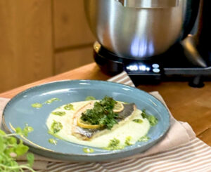 Dorada z kremem z kalafiora, emulsją pietruszkową i chipsami z jarmużu