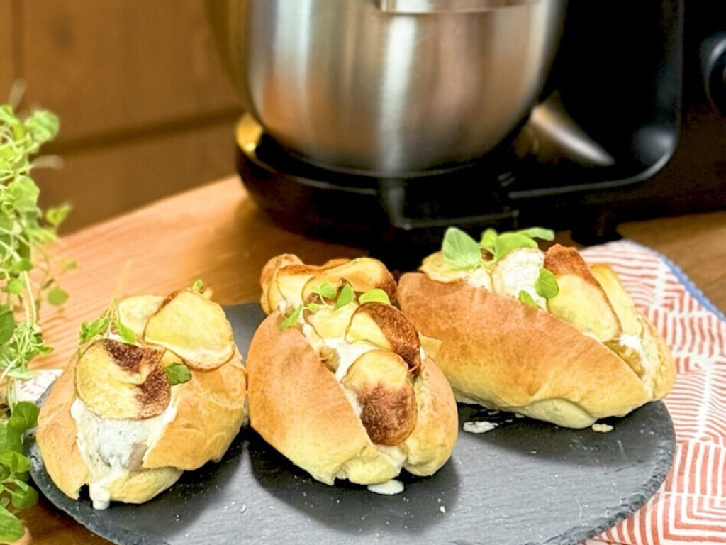 Hotdog gourmet z białą kiełbasą, musem chrzanowym i prażonym jabłkiem z cydrem