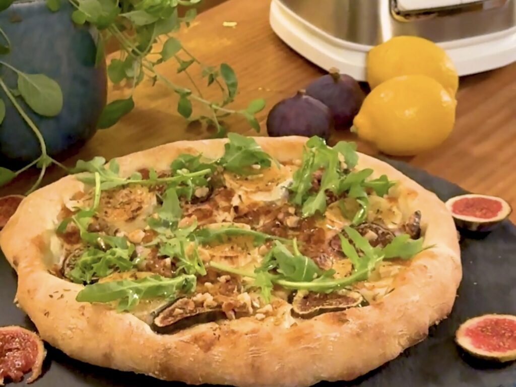 Pizza gourmet z figami, kozim serem i miodem lawendowym