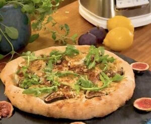 Pizza gourmet z figami, kozim serem i miodem lawendowym