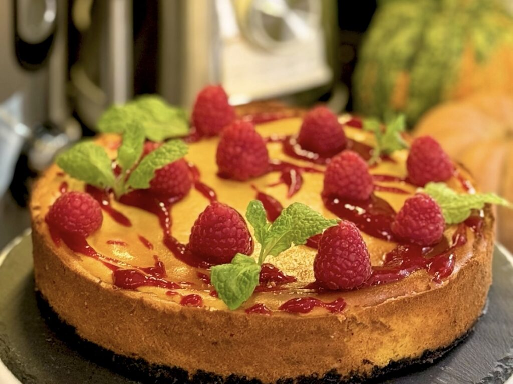 Czarny sernik dyniowy z coulis malinowym