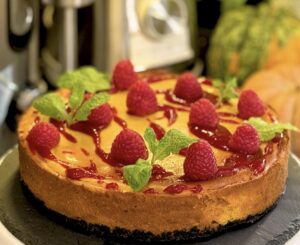 Czarny sernik dyniowy z coulis malinowym