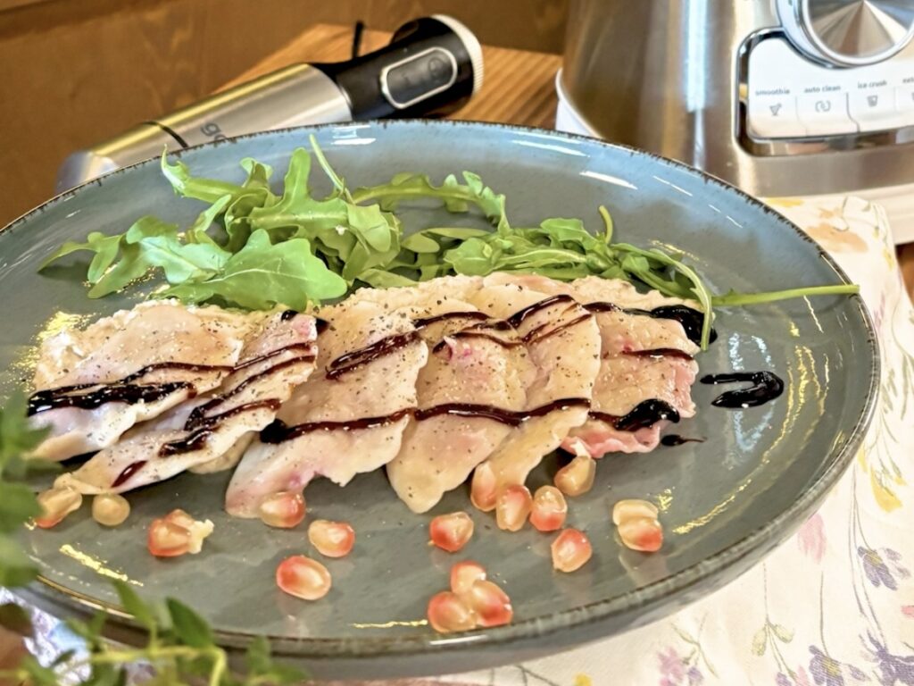 Pierogi gourmet z fetą, pieczonym burakiem i sosem z orzechów włoskich