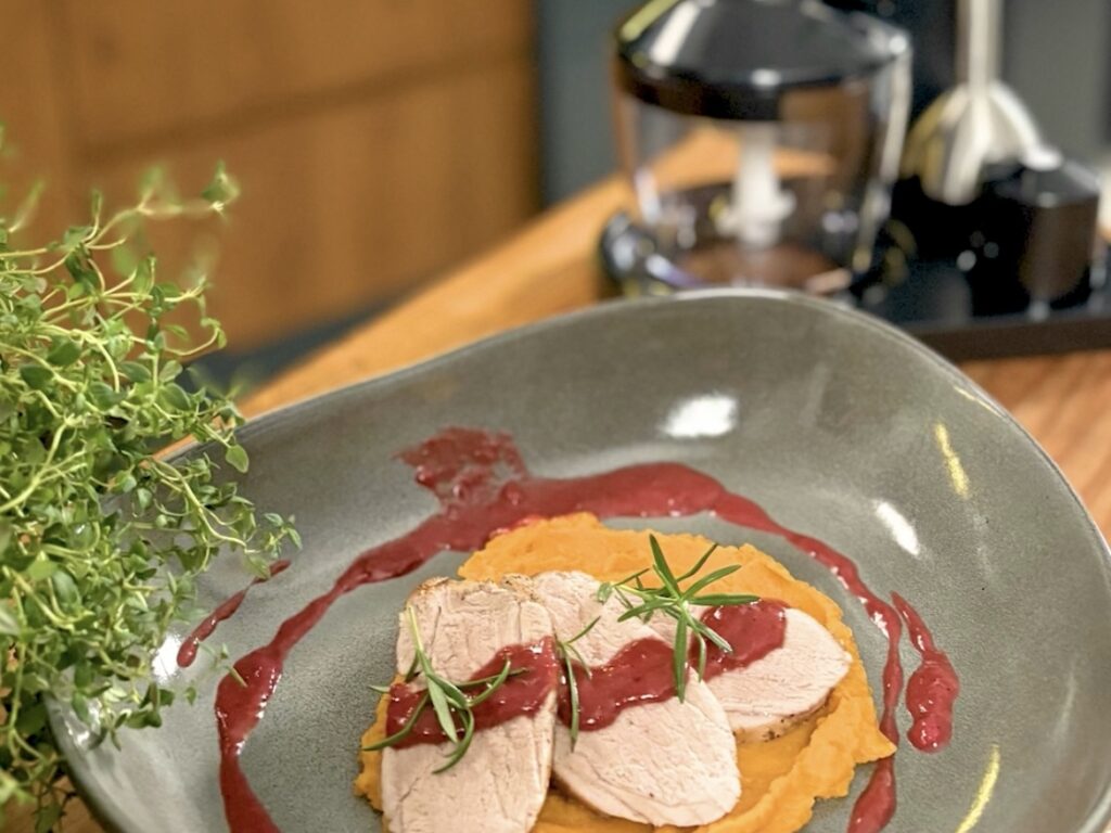 Polędwiczka wieprzowa z sosem śliwkowym i cynamonem