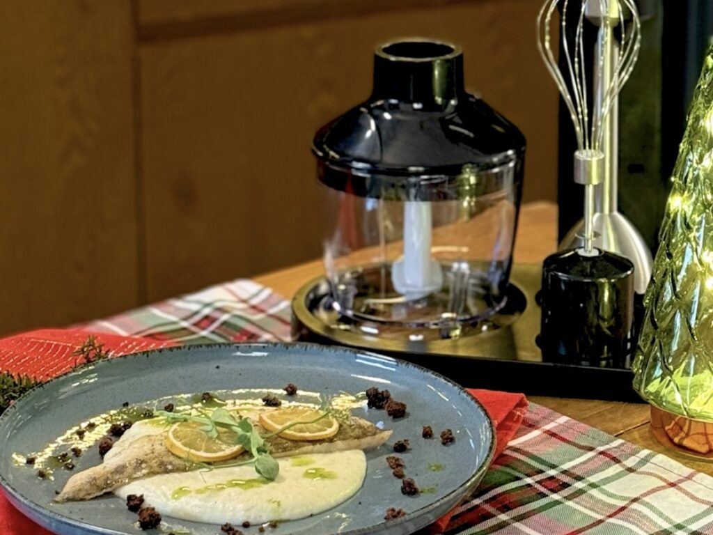 Wigilijna sandaczowa polędwica z kremem z selera, piernikiem i olejem koperkowym