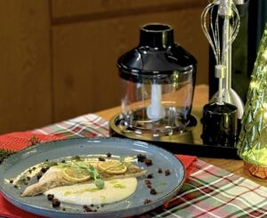 Wigilijna sandaczowa polędwica z kremem z selera, piernikiem i olejem koperkowym